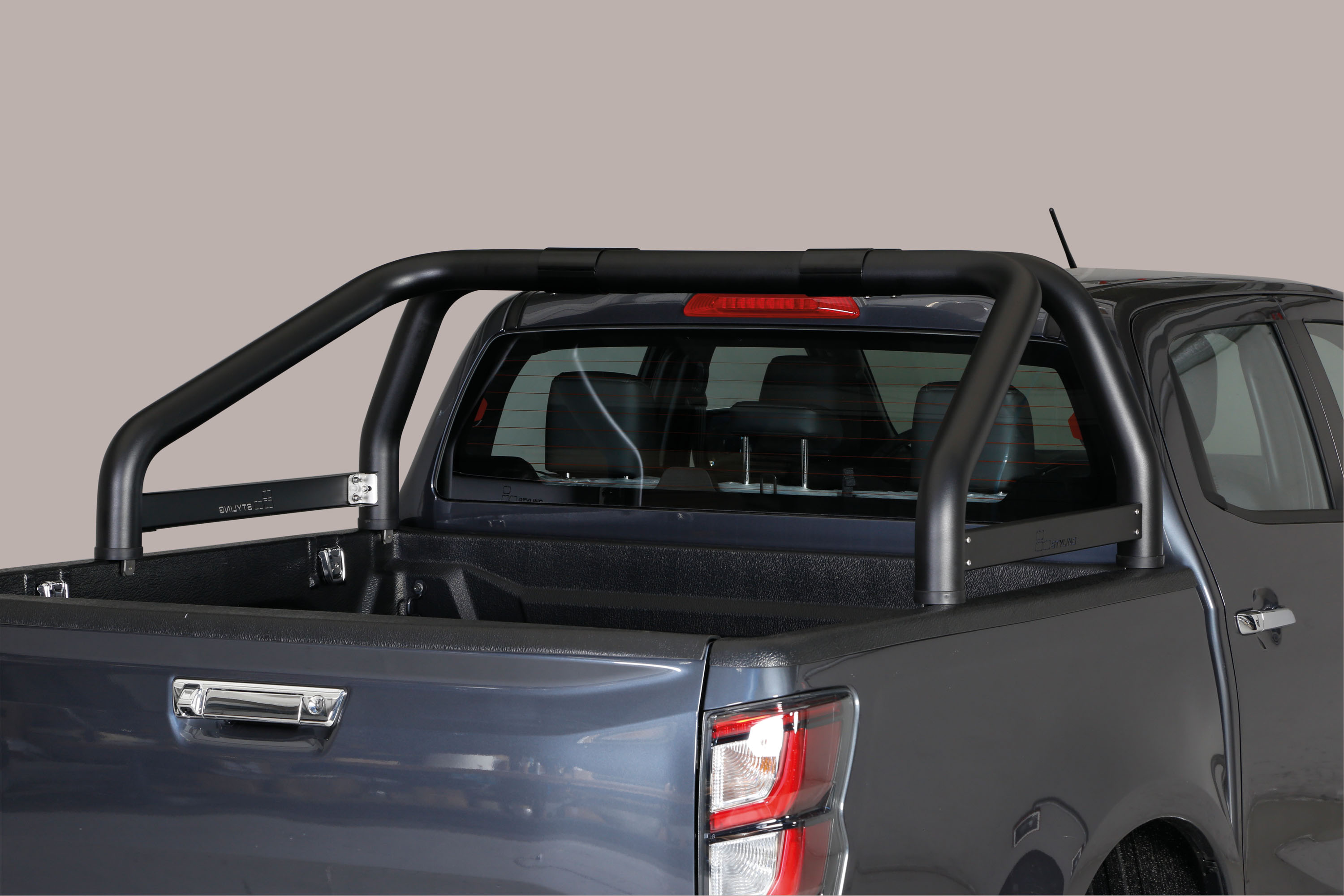 Roll bar for pick-up truck
